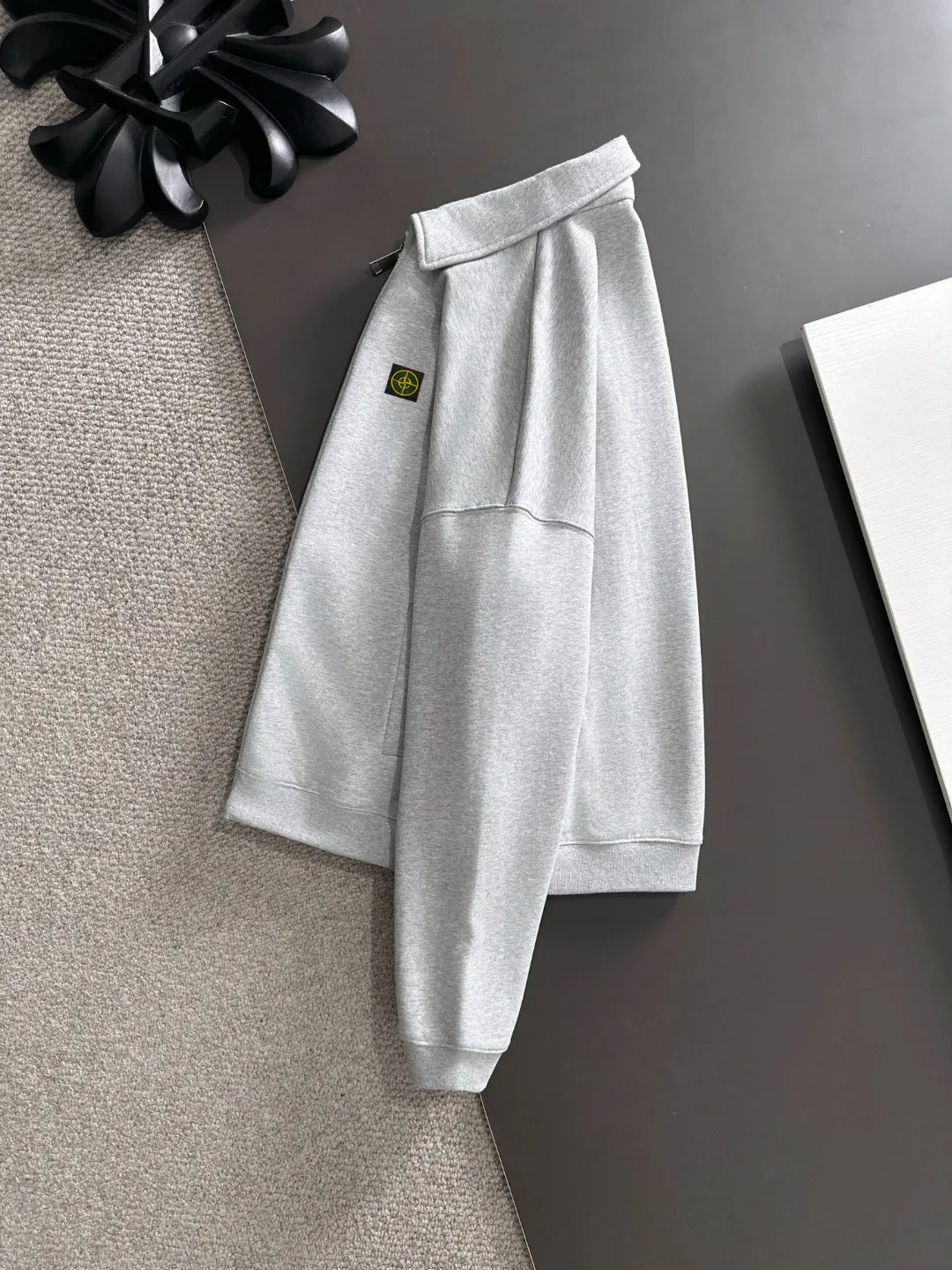 Next day shipment P460 Stone lsland/Stone Island Exclusively launches the new 25ss autumn and winter lapel zipper jacket. Many stars have the same style. The craftsmanship cannot be copied by ordinary small workshops. We are not afraid of any challenges in terms of materials, detail restoration and craftsmanship, just to provide everyone with wonderful products. Compare the top original versions at will. No expense is spared just to do better. Unique imported fabric feel. Purely imported German machine production. Precision operation and 10,000-needle density. A full set of new accessories and three standards are fully customized simultaneously. The upper body is versatile and fashionable. The perfect choice for autumn and winter. A must-have item. Size chart: S to XXL (or please state your height and weight when placing an order)